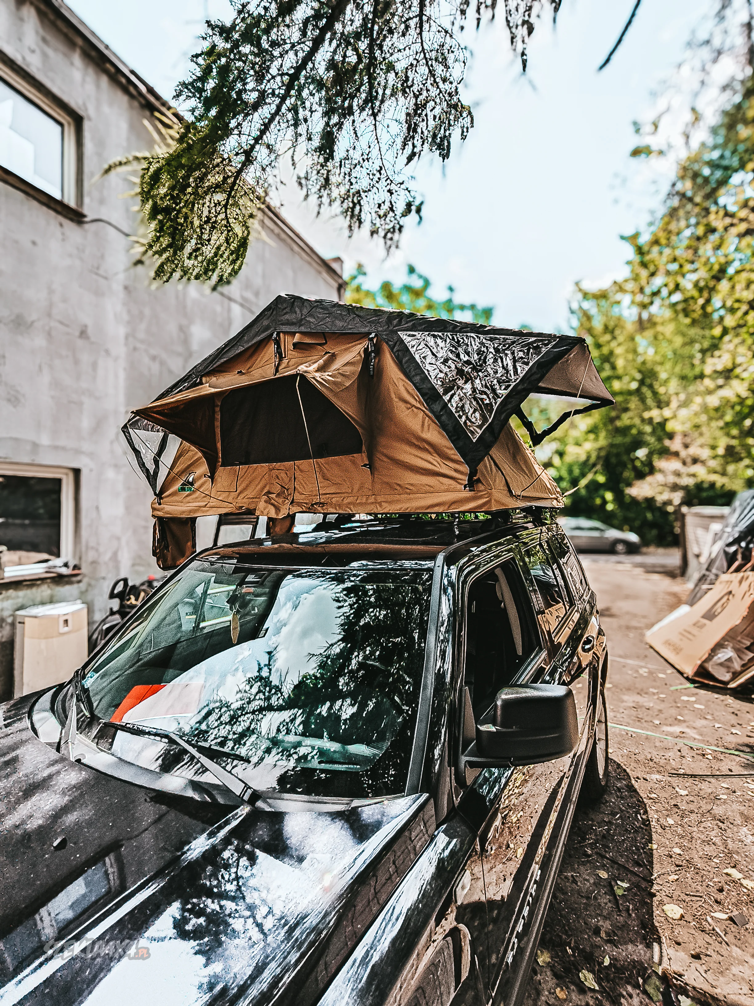 montaż namiotu dachowego Wildcamp